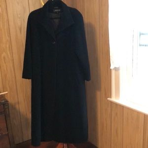 Jones New York woman’s winter maxi coat. Fully lined Size 14 Black